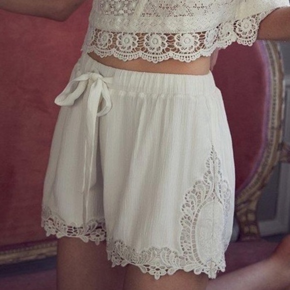 Urban Outfitters Pins And Needles white lace shorts size XS - Picture 1 of 15